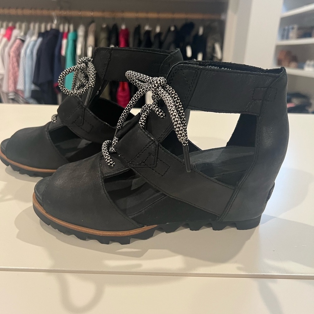 Sorel black sandals size 7.5